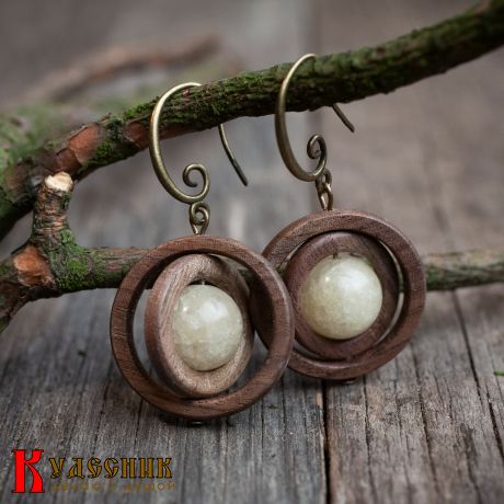 Серьги "Армиллярные сферы" из древесины американского ореха с бериллом