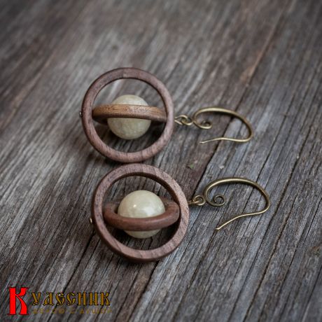 Серьги "Армиллярные сферы" из древесины американского ореха с бериллом