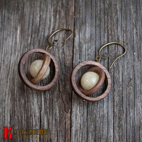 Серьги "Армиллярные сферы" из древесины американского ореха с бериллом