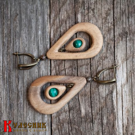 Серьги "Крылья - из древесины американского ореха с малахитом