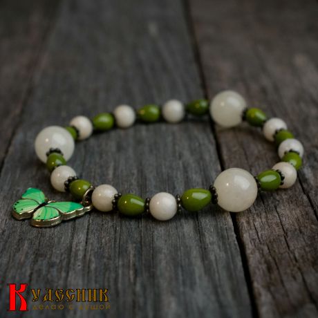 Браслет "Июньский луг" - из берилла, оникса и стекла, с шармом бабочкой