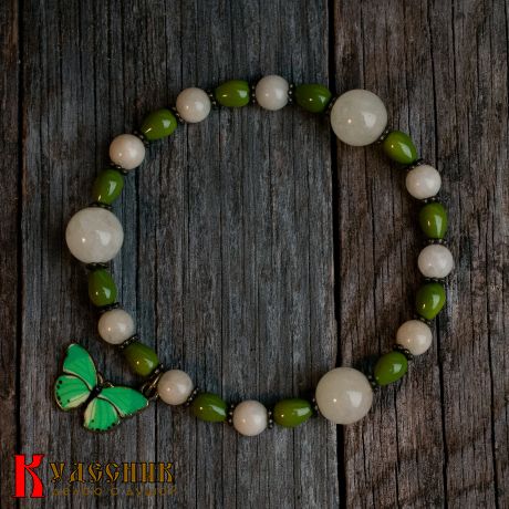 Браслет "Июньский луг" - из берилла, оникса и стекла, с шармом бабочкой