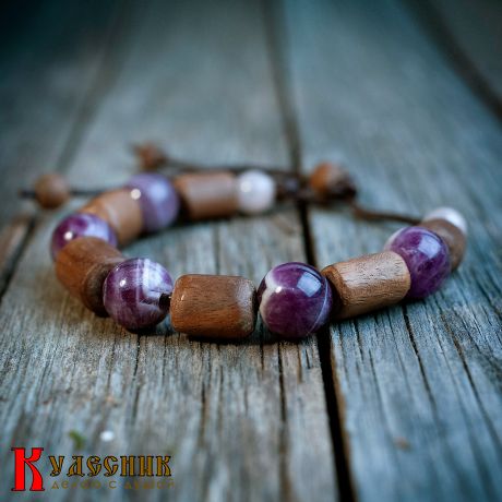 Браслет "Мистерия" из древесины ореха, аметиста и розового кварца