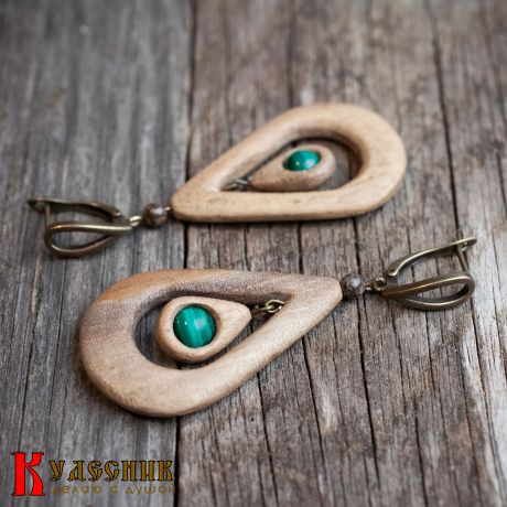 Серьги "Крылья - из древесины американского ореха с малахитом