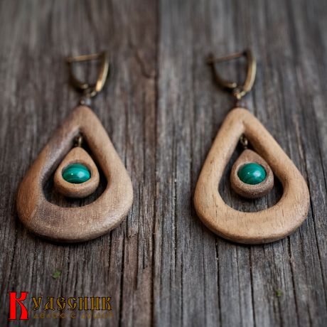 Серьги "Крылья - из древесины американского ореха с малахитом