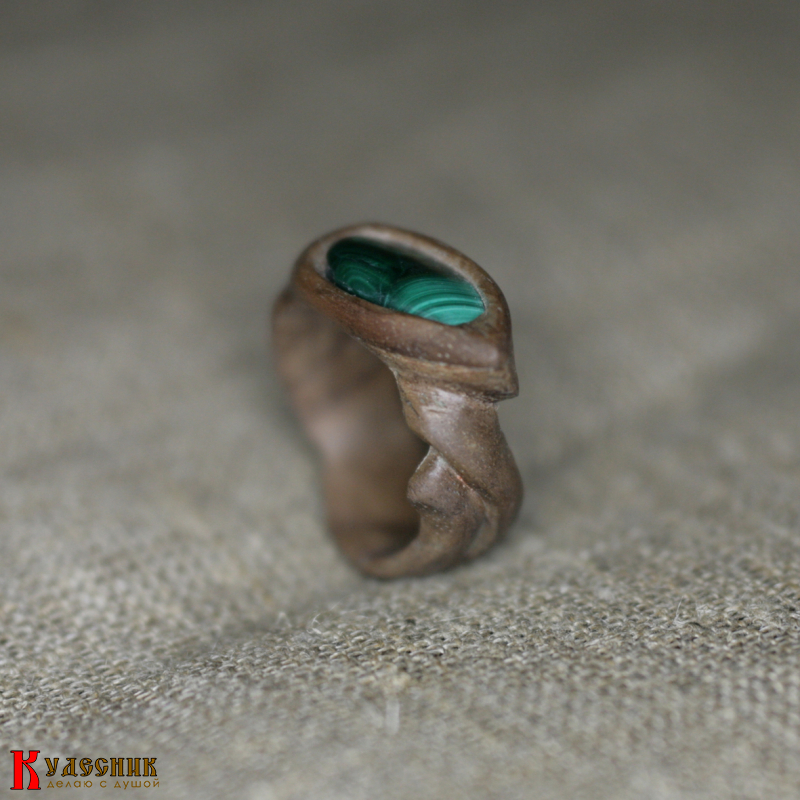 Кольцо "Наяда" - из древесины американского ореха с малахитом