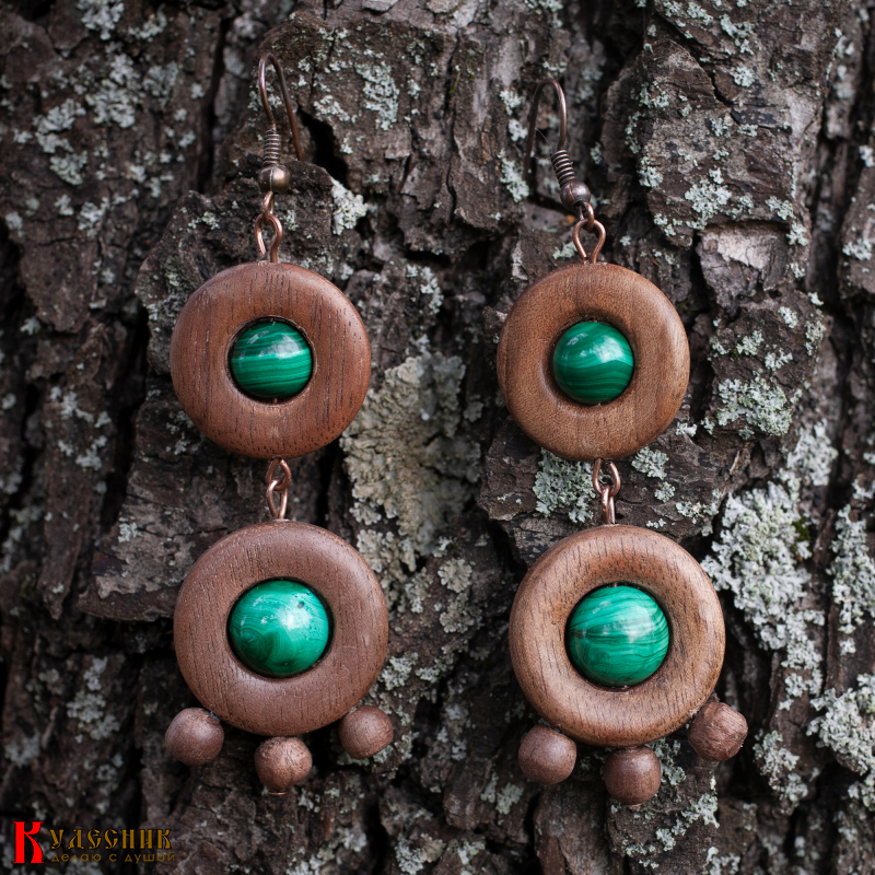 Серьги "Лесная нимфа - из древесины американского ореха с малахитом
