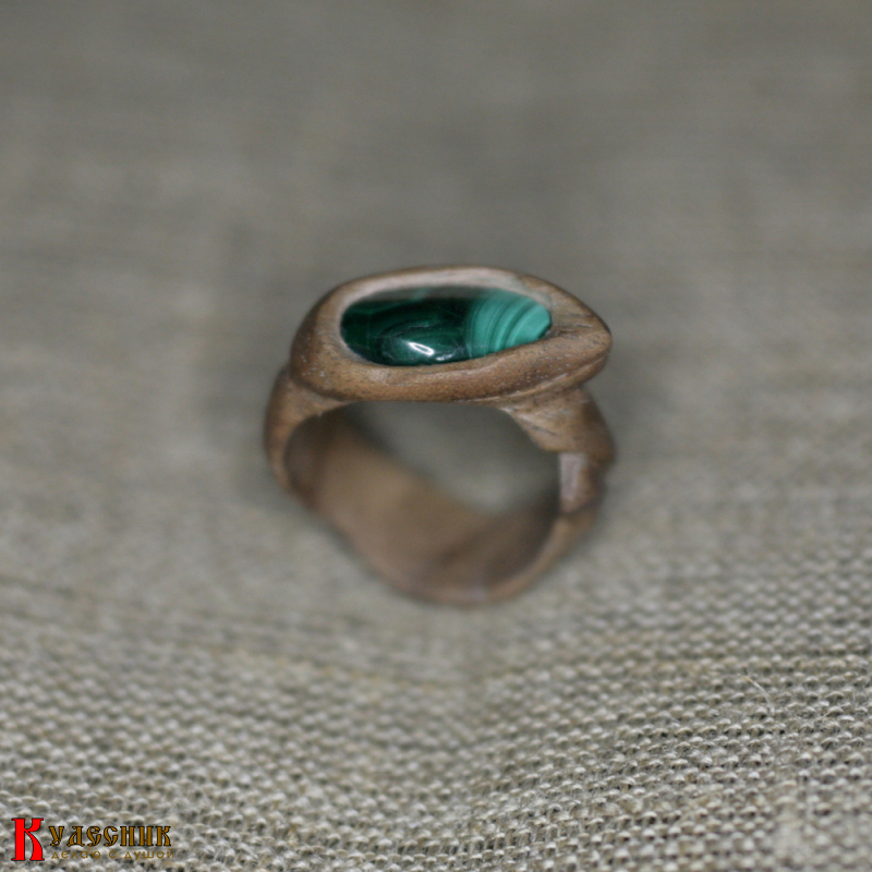 Кольцо "Наяда" - из древесины американского ореха с малахитом