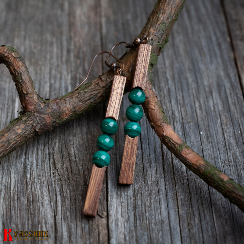 Серьги "Лесные сказки" - из красного дерева с малахитом