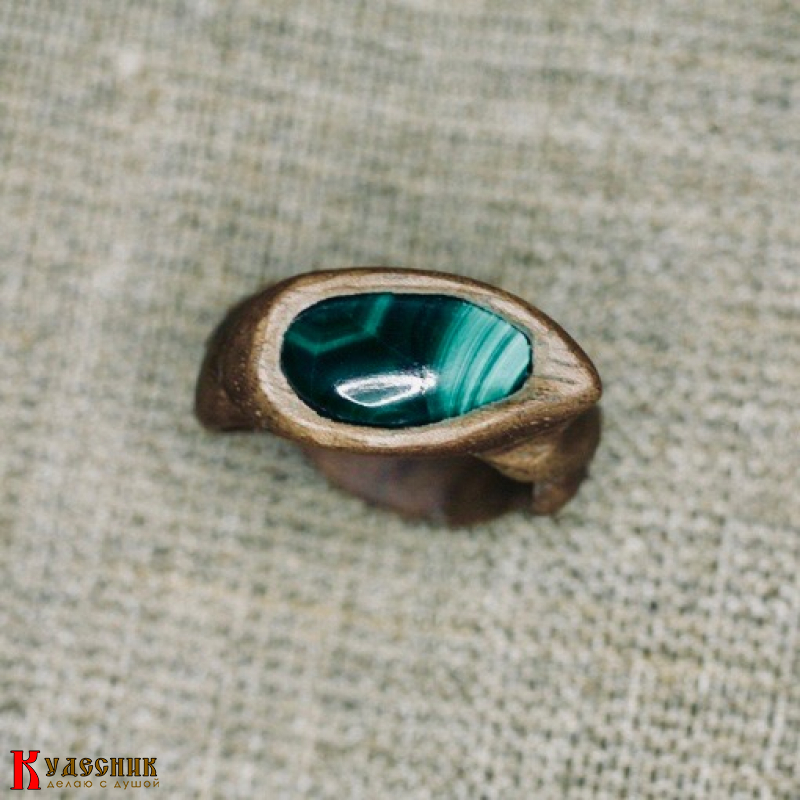 Кольцо "Наяда" - из древесины американского ореха с малахитом