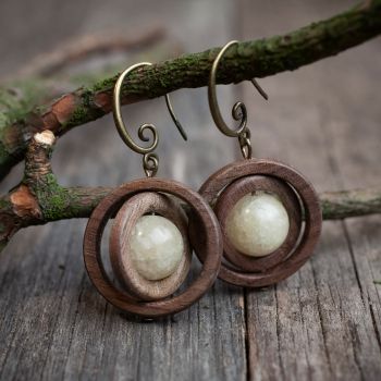 Серьги "Армиллярные сферы" из древесины американского ореха с бериллом