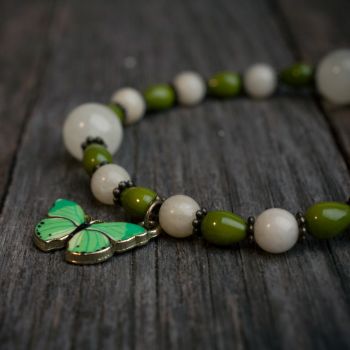 Браслет "Июньский луг" - из берилла, оникса и стекла, с шармом бабочкой