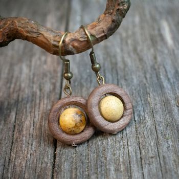 Серьги "Осенний вальс" - из древесины американского ореха с яшмой