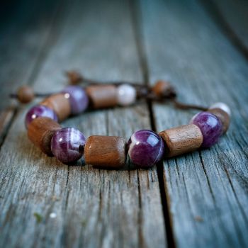 Браслет "Мистерия" из древесины ореха, аметиста и розового кварца