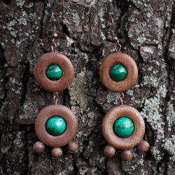Серьги "Лесная нимфа - из древесины американского ореха с малахитом