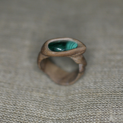 Кольцо "Наяда" - из древесины американского ореха с малахитом