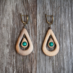 Серьги "Крылья - из древесины американского ореха с малахитом